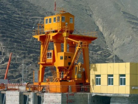 Dam floodgate gantry crane